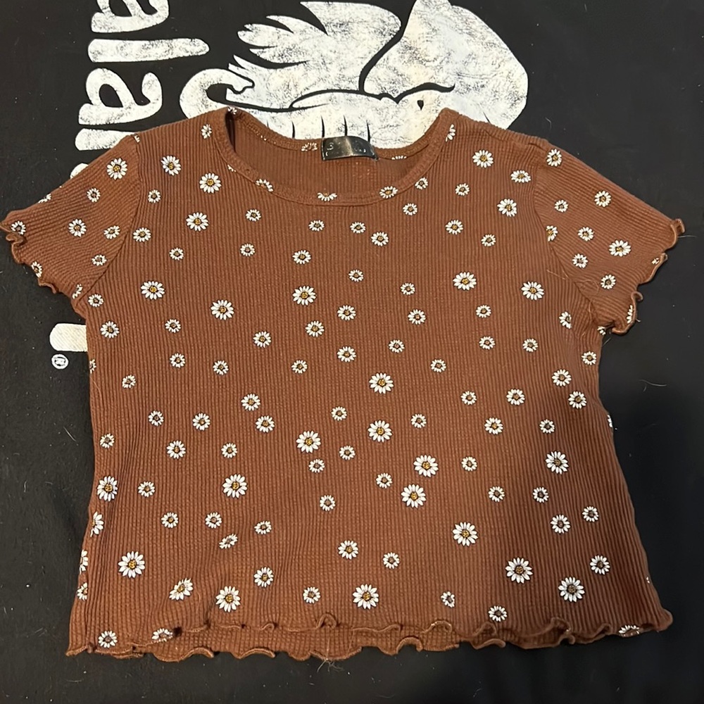 XL crop top for girls, brown with daisys on it, stretchy material